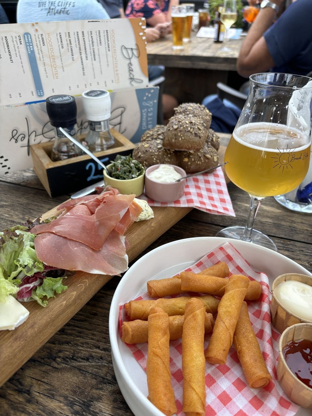 Heerlijke proeverij met een glas blondbier.