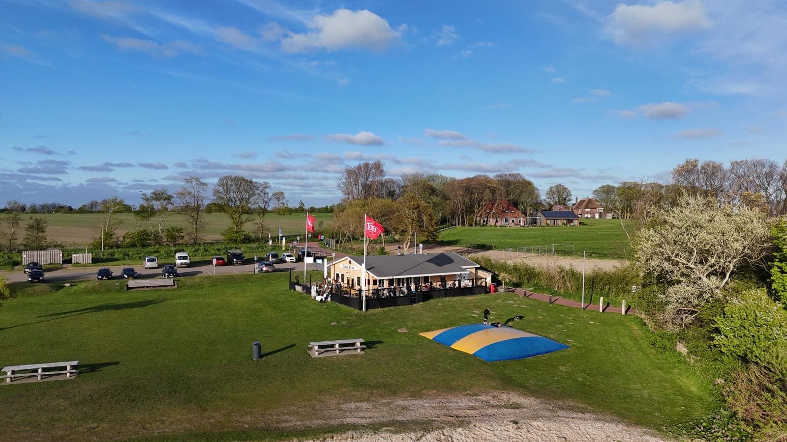 Droneshot van Beach Bites met het strand en springkussen.