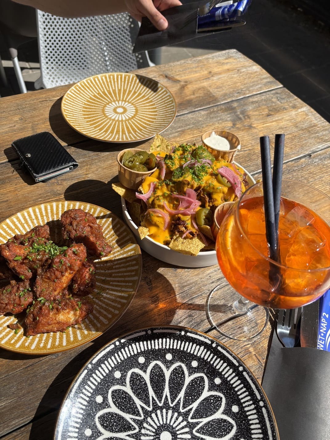 Heerlijke nacho's en kippenboutjes met een Aperol-Spritz.